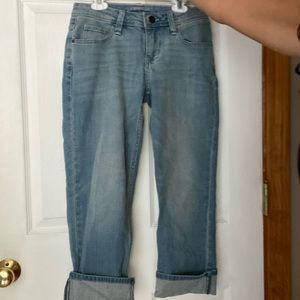 Capris mom jeans.